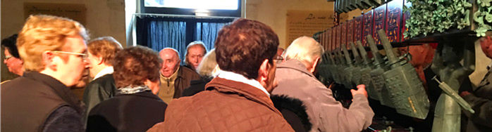 外國(guó)友人試敲編鐘 外國(guó)友人試敲編鐘